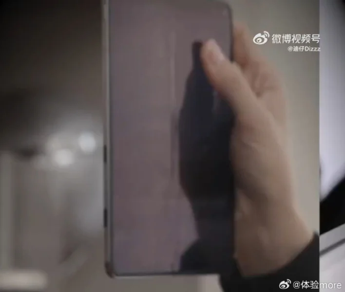 Oppo Find N5 Real-Life Images Show Camera Design and Size Comparison with Find X8 5